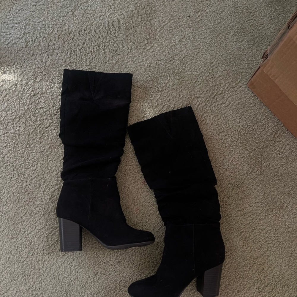 Black suede boots with heel